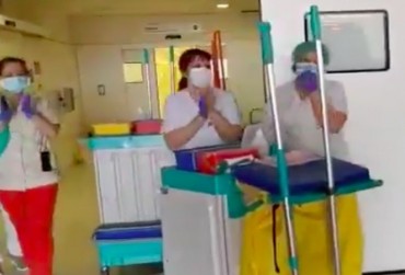 Médicos e enfermeiros aplaudem equipe de limpeza em hospital espanhol