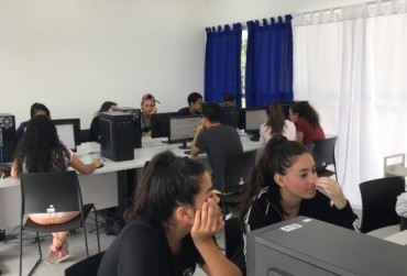 Jovens do CRAS Ipiranga cadastram currículo no site do ICAEPS